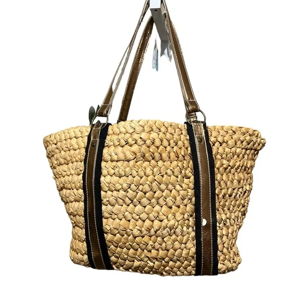 Picnic tote with paper plate holders. - Picture 4 of 5